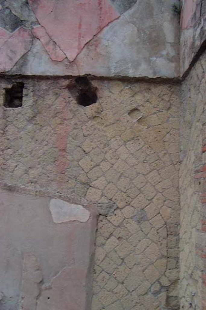 IV.15/16 Herculaneum, January 2002.
Room 7, detail of west wall at northern end showing separation between lower and upper floors with holes for support beams for flooring.
Photo courtesy of Nicolas Monteix.